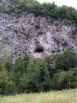 Ф105 Пещера в скальной стене на северной окраине поляны 